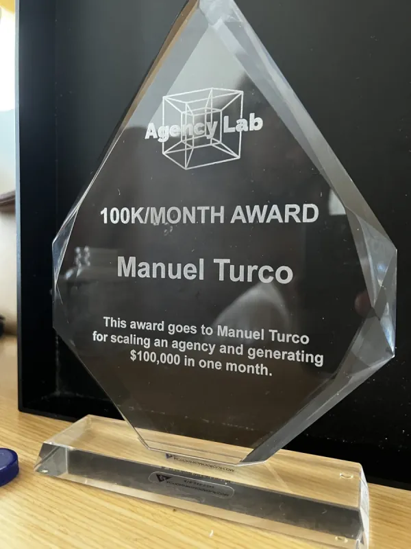 Dettaglio della targa 100K/Month Award intestata a Manuel Turco