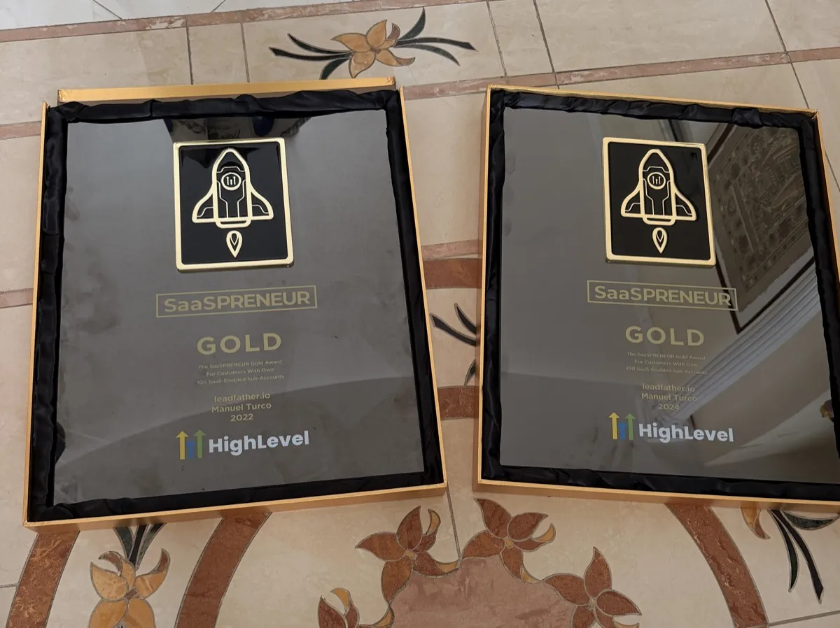 Due dei cinque premi SaaSpreneur di HighLevel intestati a leadfather.io, 2022 e 2024